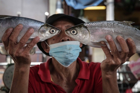 Geliat Penjualan Ikan Bandeng di Pasar Petak Sembilan Jelang Imlek