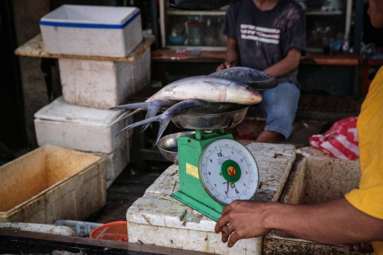 Geliat Penjualan Ikan Bandeng di Pasar Petak Sembilan Jelang Imlek