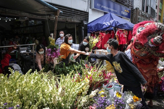 Pedagang Bunga Hias di Pasar Petak Sembilan Ramai Jelang Imlek