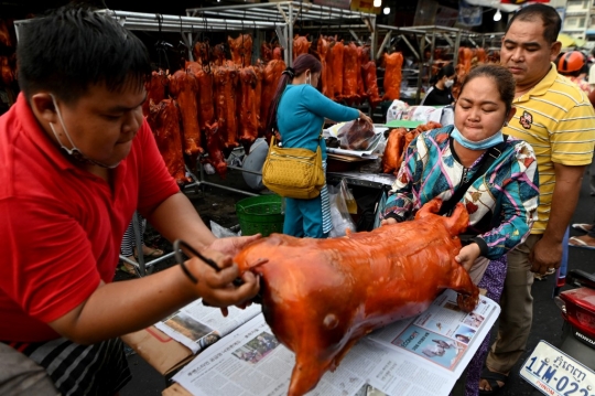Memburu Babi Panggang Jelang Imlek di Kamboja