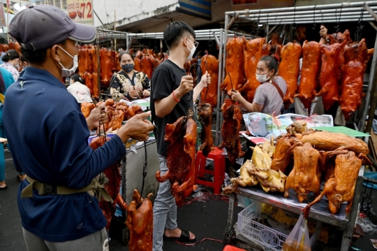 Memburu Babi Panggang Jelang Imlek di Kamboja
