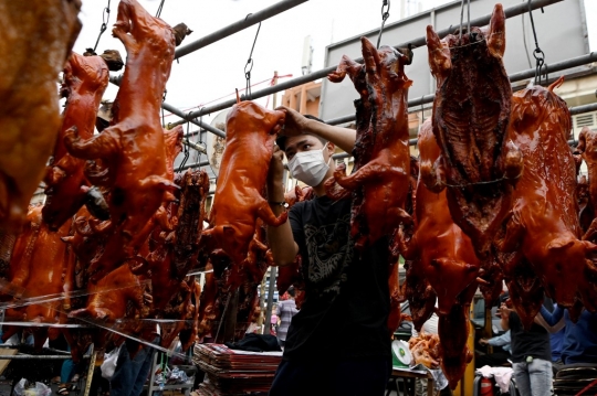 Memburu Babi Panggang Jelang Imlek di Kamboja