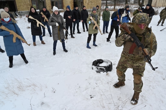 Antisipasi Invasi Rusia, Militer Ukraina Latih Warga Sipil Jadi Pasukan Tempur