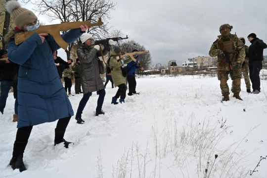Antisipasi Invasi Rusia, Militer Ukraina Latih Warga Sipil Jadi Pasukan Tempur