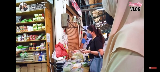 Habiskan Belasan Juta, Intip 5 Potret Seru Ussy Sulistiawaty Belanja di Pasar