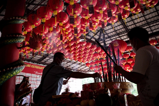 Rayakan Imlek, Warga Tionghoa Sembahyang di Vihara Avalokitesvara