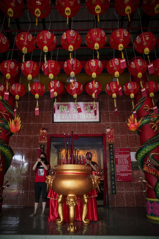 Rayakan Imlek, Warga Tionghoa Sembahyang di Vihara Avalokitesvara