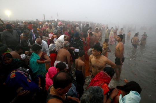 Festival Magh Mela, Jutaan Umat Hindu India Mandi di Sungai