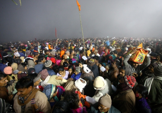 Festival Magh Mela, Jutaan Umat Hindu India Mandi di Sungai
