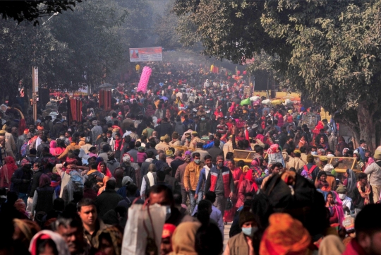 Festival Magh Mela, Jutaan Umat Hindu India Mandi di Sungai