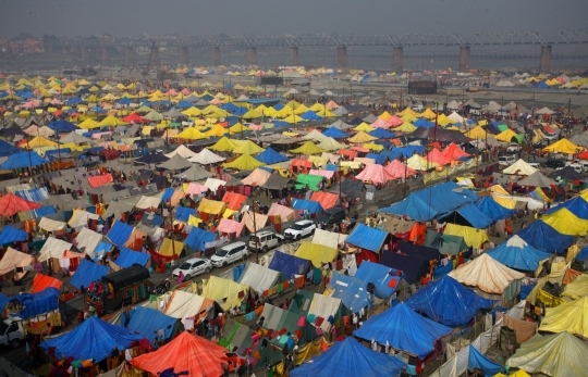 Festival Magh Mela, Jutaan Umat Hindu India Mandi di Sungai