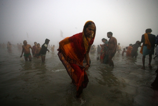 Festival Magh Mela, Jutaan Umat Hindu India Mandi di Sungai