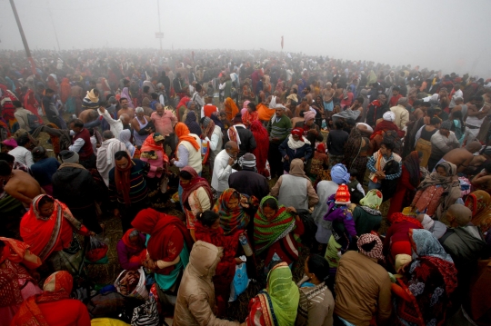 Festival Magh Mela, Jutaan Umat Hindu India Mandi di Sungai