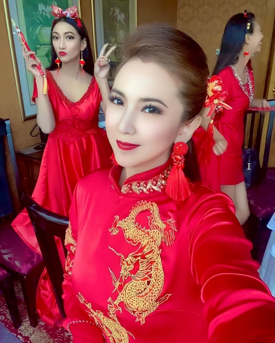 Tahun Baru Imlek, Ini Gaya Istri Kombes yang Cantik Pakai Baju Cheongsam