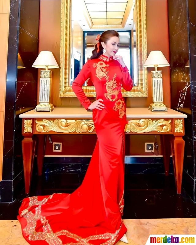 Foto Tahun Baru Imlek Ini Gaya Istri Kombes Yang Cantik Pakai Baju Cheongsam 