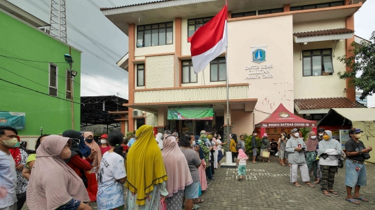 Warga Antre Sembako Murah di Kantor Kelurahan Cililitan