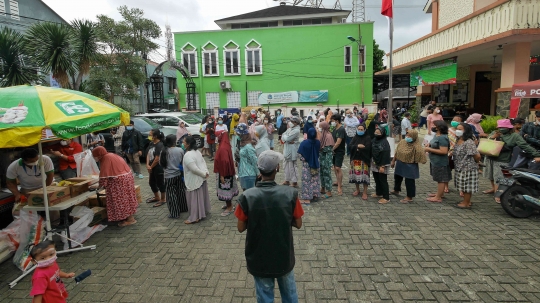 Warga Antre Sembako Murah di Kantor Kelurahan Cililitan