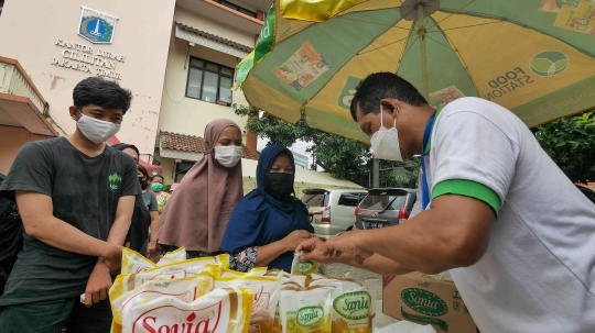 Warga Antre Sembako Murah di Kantor Kelurahan Cililitan