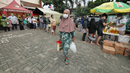 Warga Antre Sembako Murah di Kantor Kelurahan Cililitan