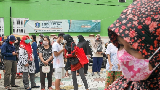 Warga Antre Sembako Murah di Kantor Kelurahan Cililitan