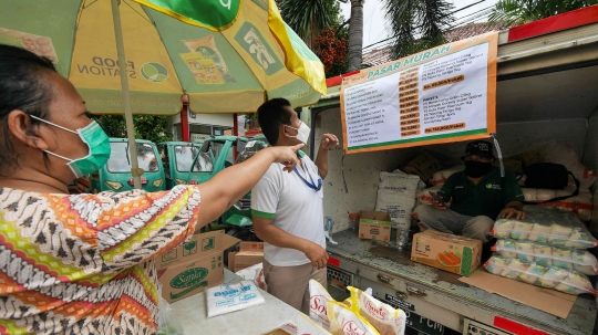 Warga Antre Sembako Murah di Kantor Kelurahan Cililitan
