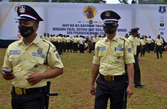 Penampilan Satpam dengan Seragam Baru di HUT ke-41