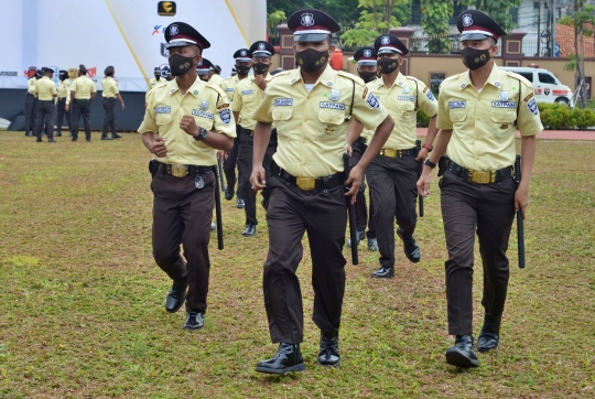 Penampilan Satpam dengan Seragam Baru di HUT ke-41