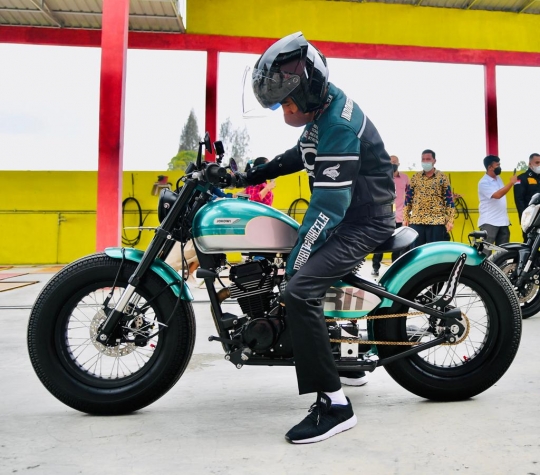 Gaya Jokowi Geber Motor Kawasaki W175 di Toba