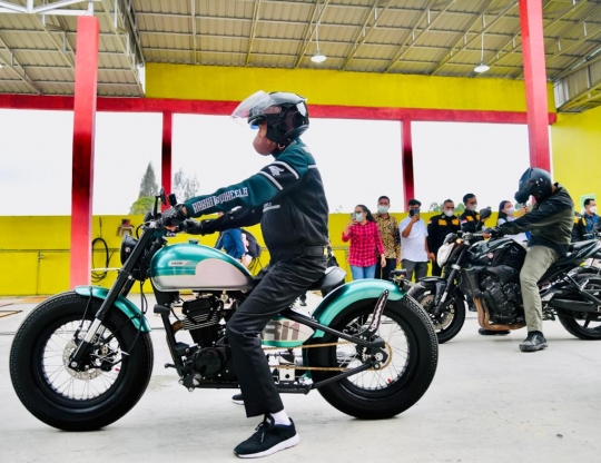 Gaya Jokowi Geber Motor Kawasaki W175 di Toba