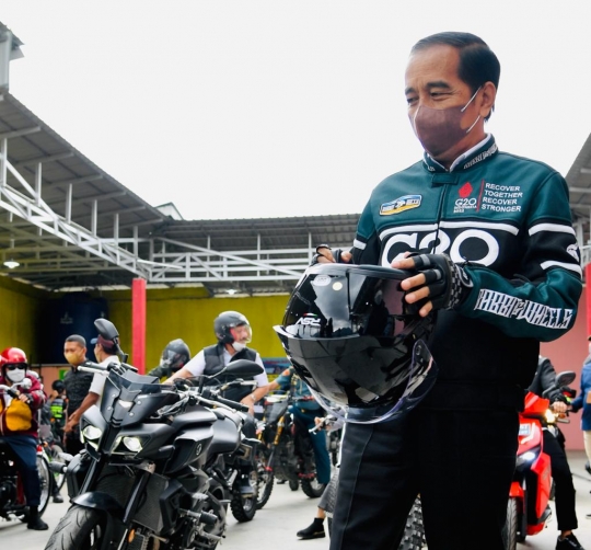 Gaya Jokowi Geber Motor Kawasaki W175 di Toba