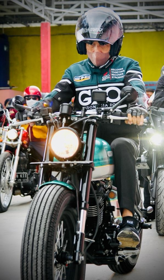 Gaya Jokowi Geber Motor Kawasaki W175 di Toba