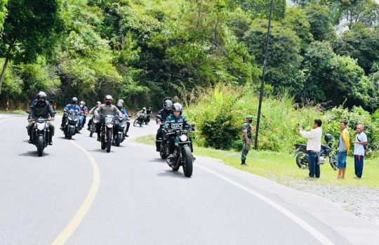 Gaya Jokowi Geber Motor Kawasaki W175 di Toba