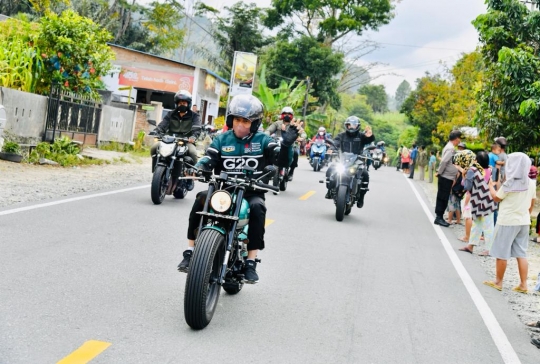 Gaya Jokowi Geber Motor Kawasaki W175 di Toba