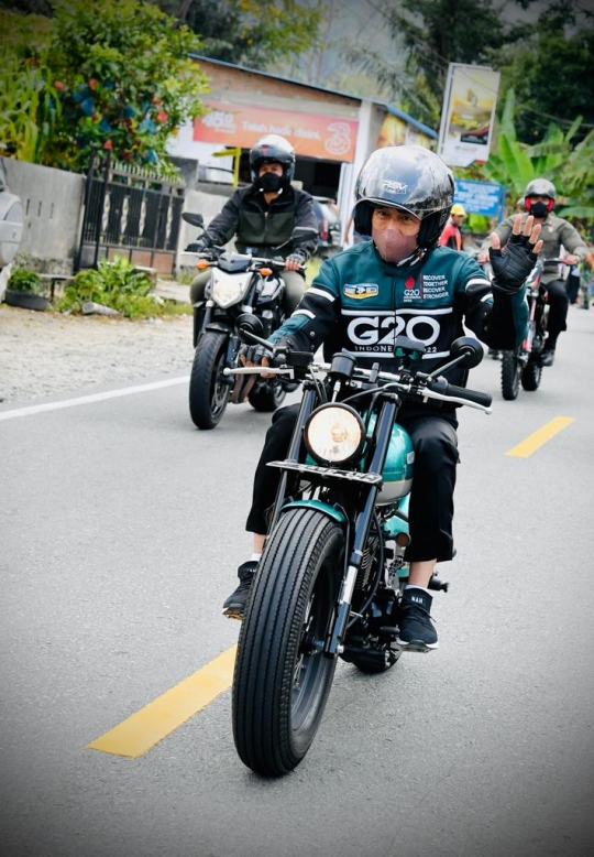 Gaya Jokowi Geber Motor Kawasaki W175 di Toba