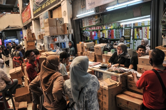 Pasar Pramuka Kembali Ramai di Tengah Melonjaknya Kasus Covid-19