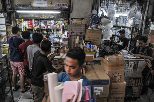 Pasar Pramuka Kembali Ramai di Tengah Melonjaknya Kasus Covid-19