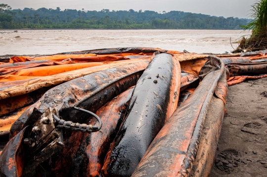 Penampakan Sungai di Hutan Amazon Dicemari Tumpahan Minyak