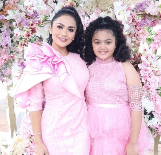 Penampilan Krisdayanti Berbaju Pink Hadiri Baby Shower Aurel Dipuji Selangit