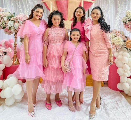 Penampilan Krisdayanti Berbaju Pink Hadiri Baby Shower Aurel Dipuji Selangit