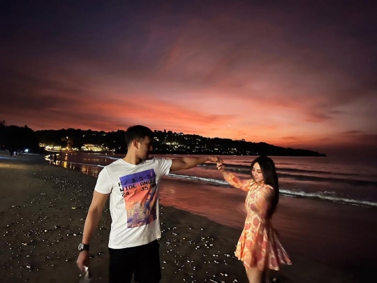Potret Ali Syakieb dan Margin Wieheerm Liburan di Bali, Romantis Banget!