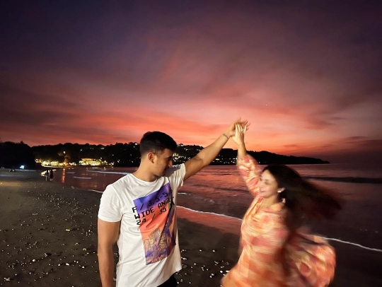 Potret Ali Syakieb dan Margin Wieheerm Liburan di Bali, Romantis Banget!