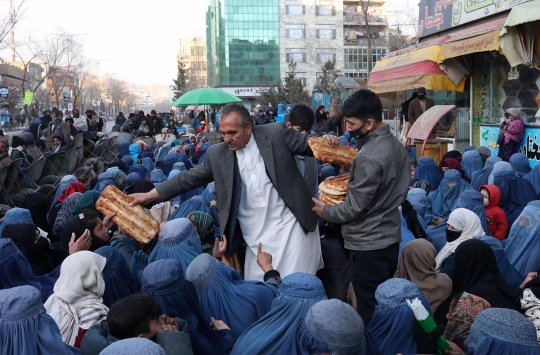 Potret Warga Afghanistan Menyambung Hidup dari Roti Gratis