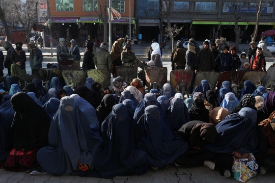 Potret Warga Afghanistan Menyambung Hidup dari Roti Gratis