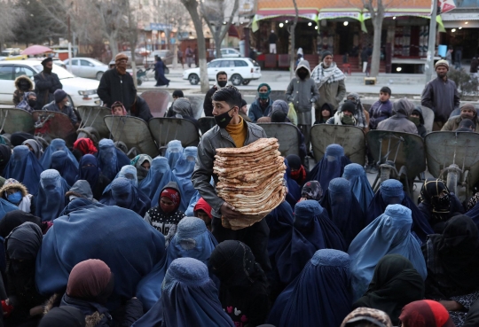 Potret Warga Afghanistan Menyambung Hidup dari Roti Gratis