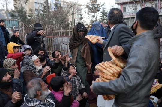 Potret Warga Afghanistan Menyambung Hidup dari Roti Gratis