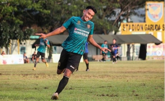 Potret Serda Ridho, Prajurit TNI Tampan & Aktif Olahraga Sepak Bola hingga Raih Tropi