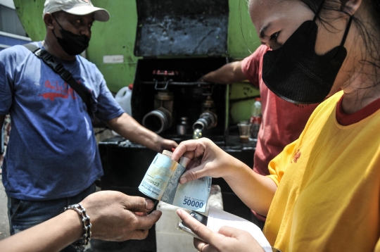 Antusiasme Warga Serbu Operasi Minyak Goreng Murah