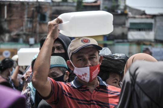 Antusiasme Warga Serbu Operasi Minyak Goreng Murah