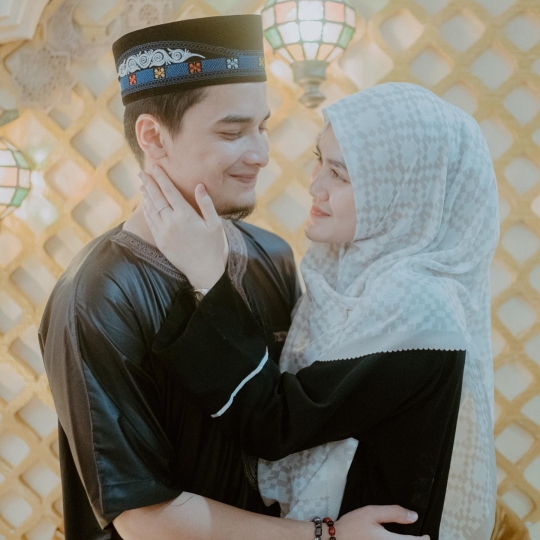 7 Potret Ulang Tahun Alvin Faiz ke-23, Dihadiahi Umrah oleh Sang Istri