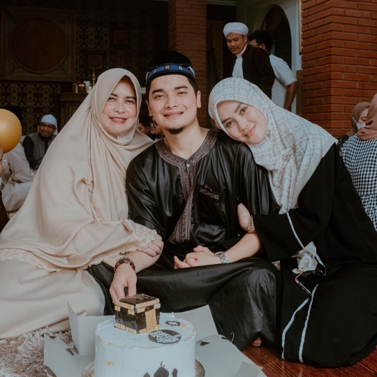 7 Potret Ulang Tahun Alvin Faiz ke-23, Dihadiahi Umrah oleh Sang Istri
